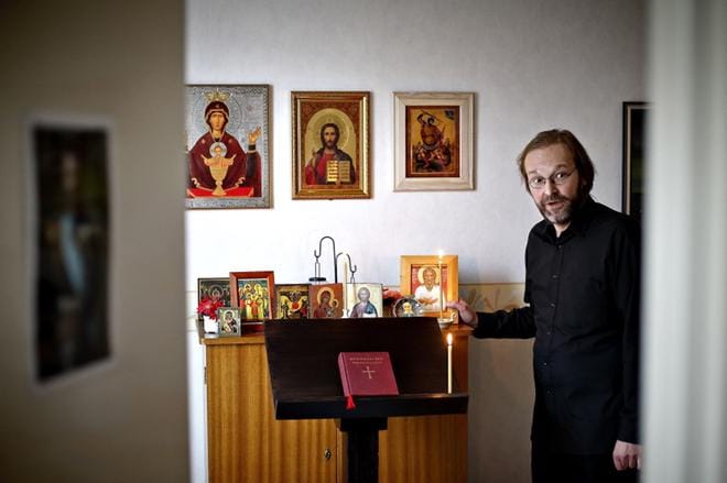 Teijo Lusalla on makuuhuoneessaan pieni ikoninurkkaus ja kotialttari. Sen eteen Pyhän autuaan Feodor Novgorodilaisen seura kokoontuu pitämään maallikkopalveluksia ja rukoushetkiä. KUVA: TOMI KOSONEN