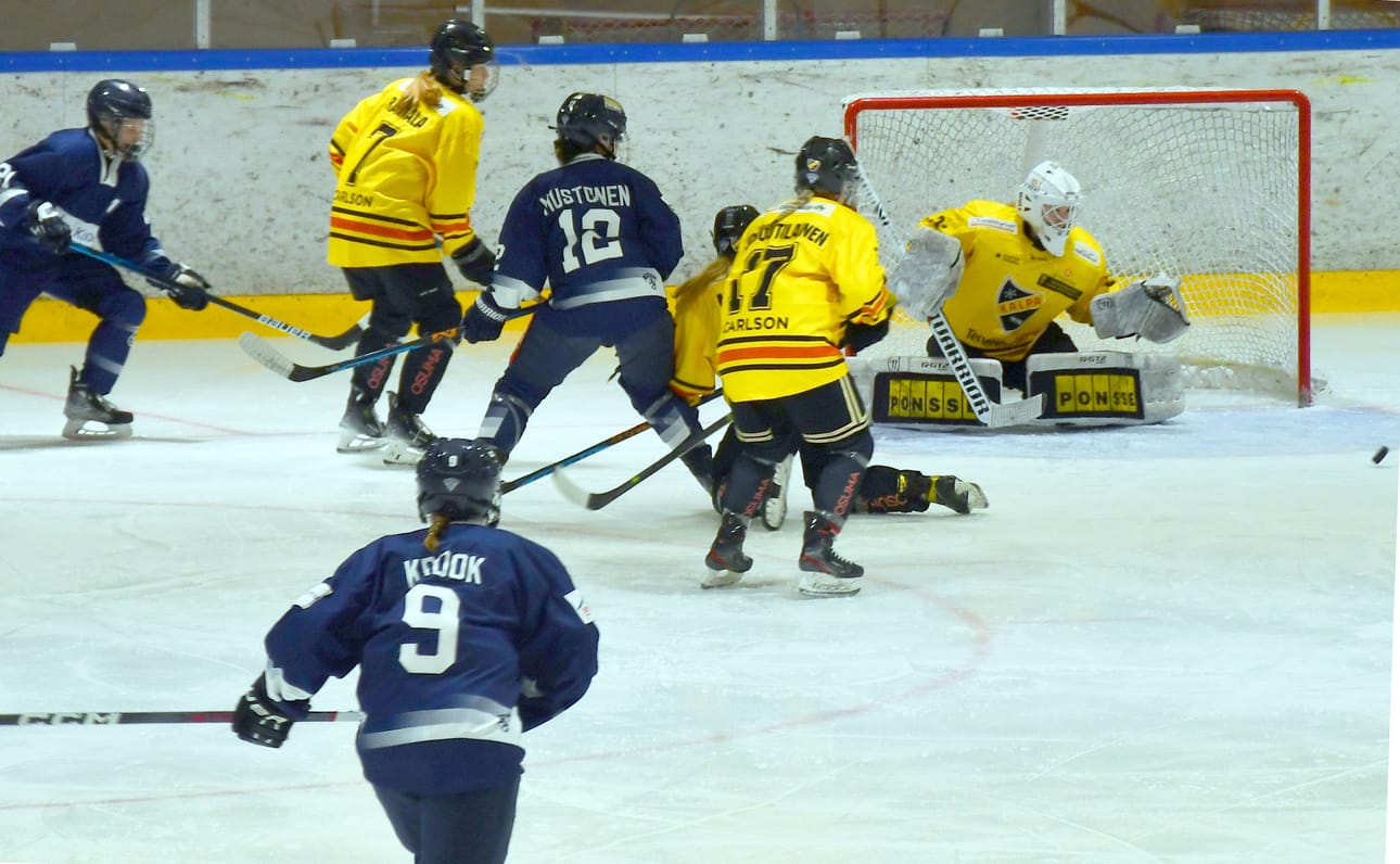 KalPa-vahti Aino Laitinen piti torjunnoillaan Team Kuortaneen maalitilin nollilla.