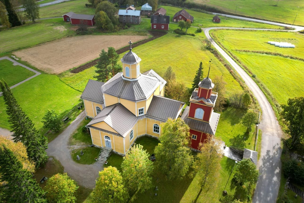 Lehtimäen kirkon on suunnitellut Jacob Rijf ja se on valmistunut vuonna 1800. Kirkko sijaitsee muutaman kilometrin päässä Lehtimäen keskustasta.
