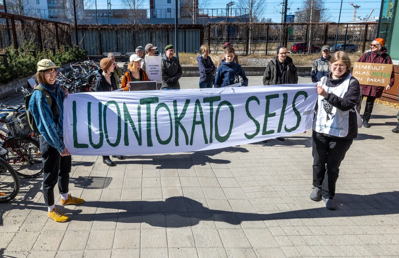Oulun kaupungin ympäristötalolla osoitettiin mieltä kaupungin metsien hoito- ja käyttösuunnitelmaa vastaan.