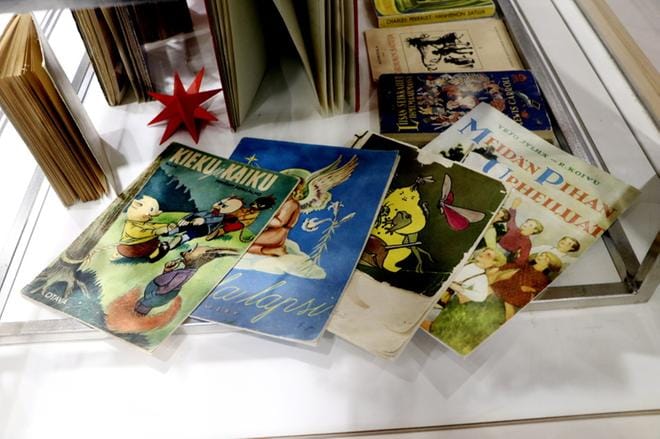 Tällä hetkellä Alajärven kirjaston vitriinissä on esillä Lastenkirjainstituutin näyttely Aikansa kuvia ja klassikoita: valikoima lasten- ja nuorten kirjoja 1800-luvulta toiseen maailmansotaan. KUVA: SARI HEINILÄ
