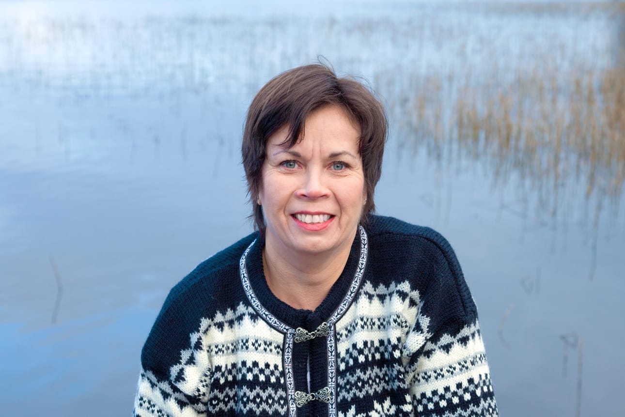 Haukiputaalaislähtöinen Päivi Alasalmi on kirjoittanut neljättä vuosikymmentä jatkuvan kirjailijanuransa aikana muun muassa romaaneja, novelleja ja satukirjoja.