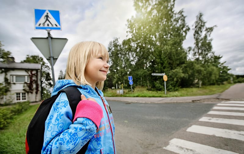 Pienen koululaisen kyky arvioida liikennetilanteita on vasta kehitysvaiheessa. Lapsi tarvitsee liikenteessä vielä harjoitusta ja aikuisen ohjausta.