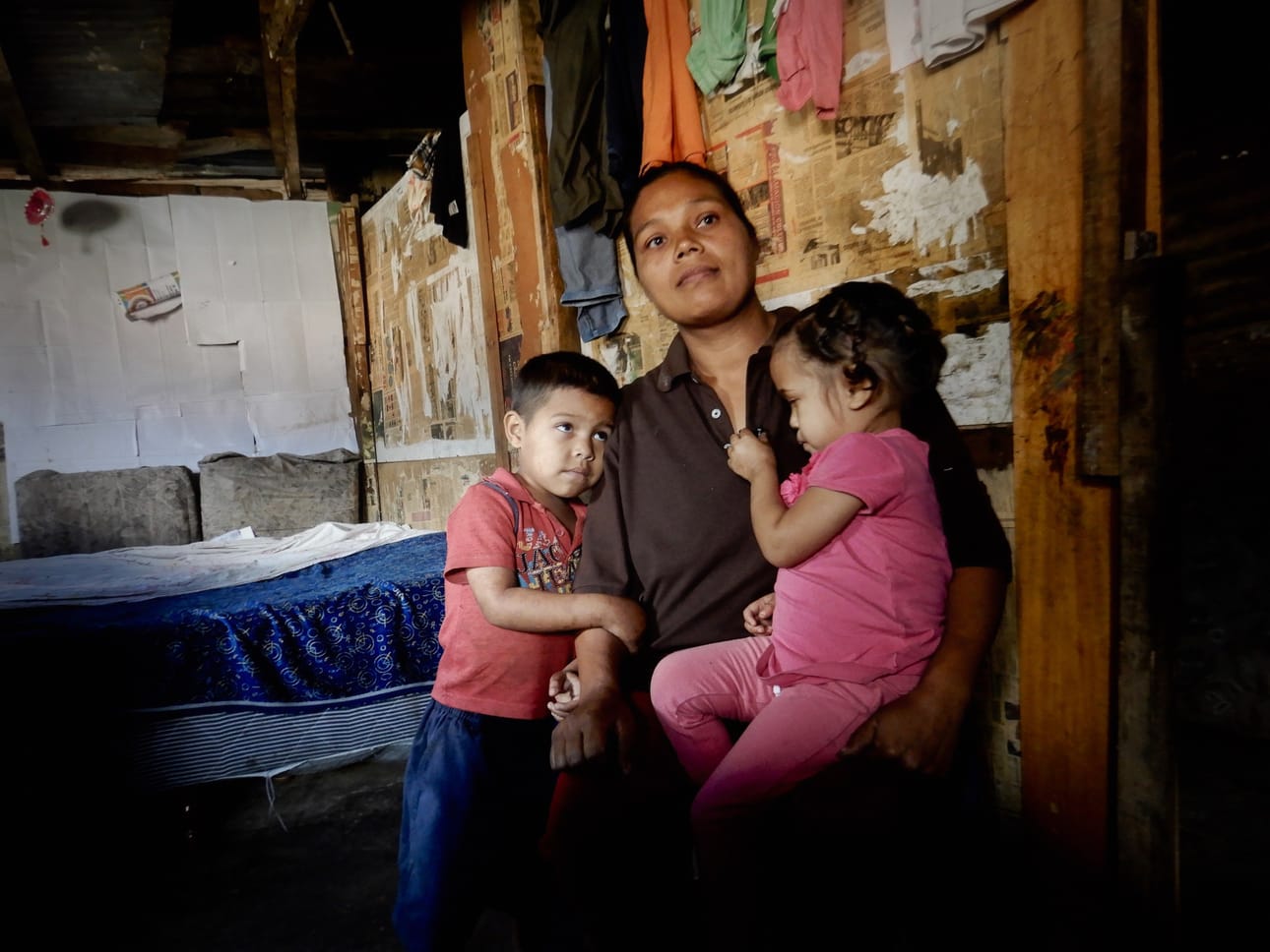 Venezuelalaisäiti lastensa kanssa Caracasin laitamilla. Perheen nuorin lapsi kuoli nälkään. Myös rikollisuus kukoistaa maassa, ja sivullisia kuolee jatkuvasti ammuskeluissa.