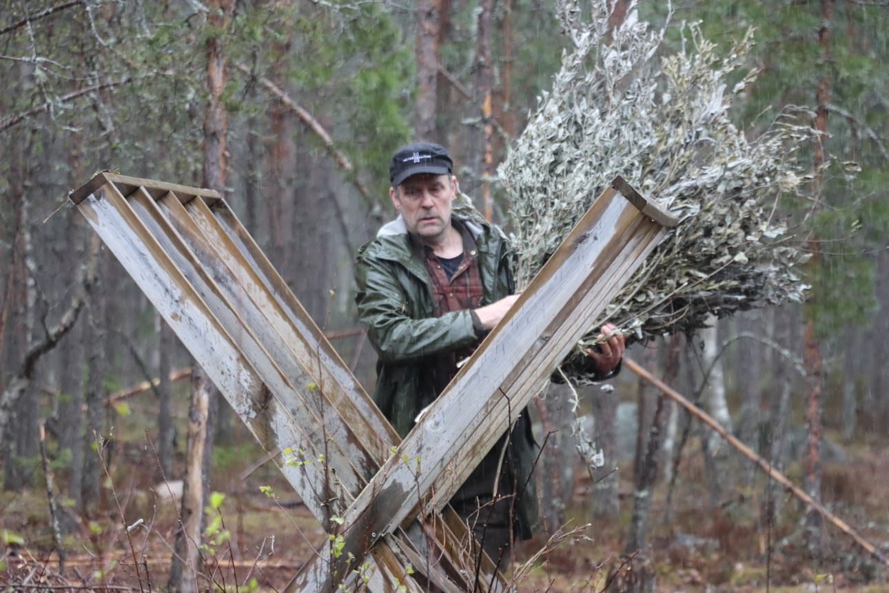 Sakari Mykrä-Pohja jakaa metsäpeuroille ruokaa.