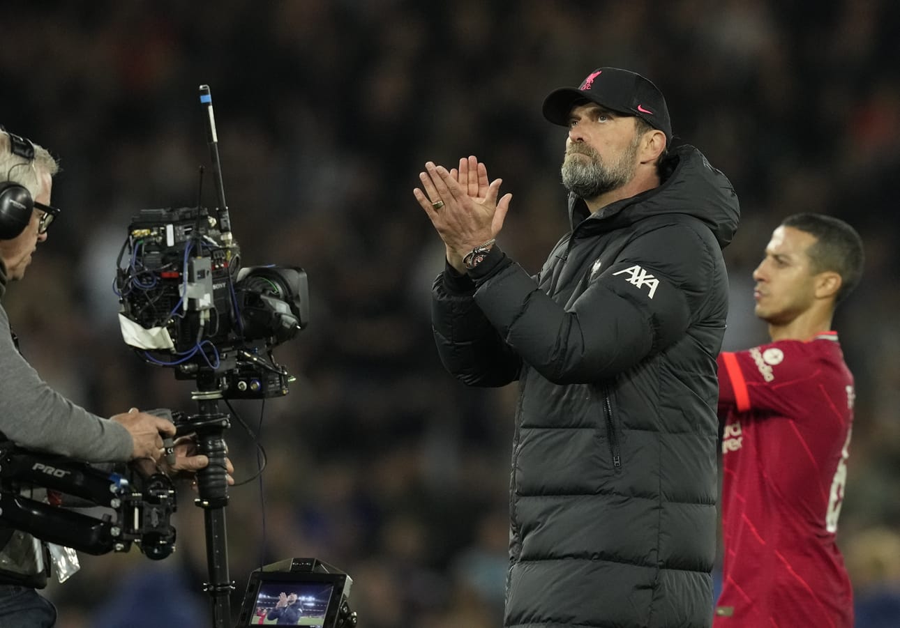 Liverpoolin saksalaisvalmentaja Jürgen Klopp vakuutti joukkueensa jahtaavan Valioliigan voittoa "hulluna" loppuun asti.