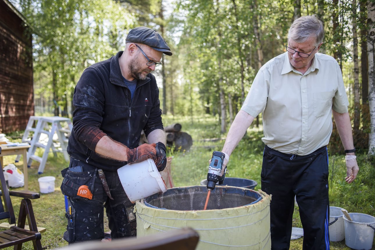 Harri Ryynänen ja Seppo Varpa keittävät punamultamaalia. Keitossa menee aikaa nelisen tuntia.