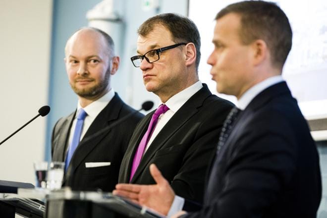 Hallituksen johtotrioon kuuluvat eurooppa- ja kulttuuriministeri Sampo Terho (sin.), pääministeri Juha Sipilä (kesk.) ja valtiovarainministeri Petteri Orpo (kok.). KUVA: Joel Maisalmi