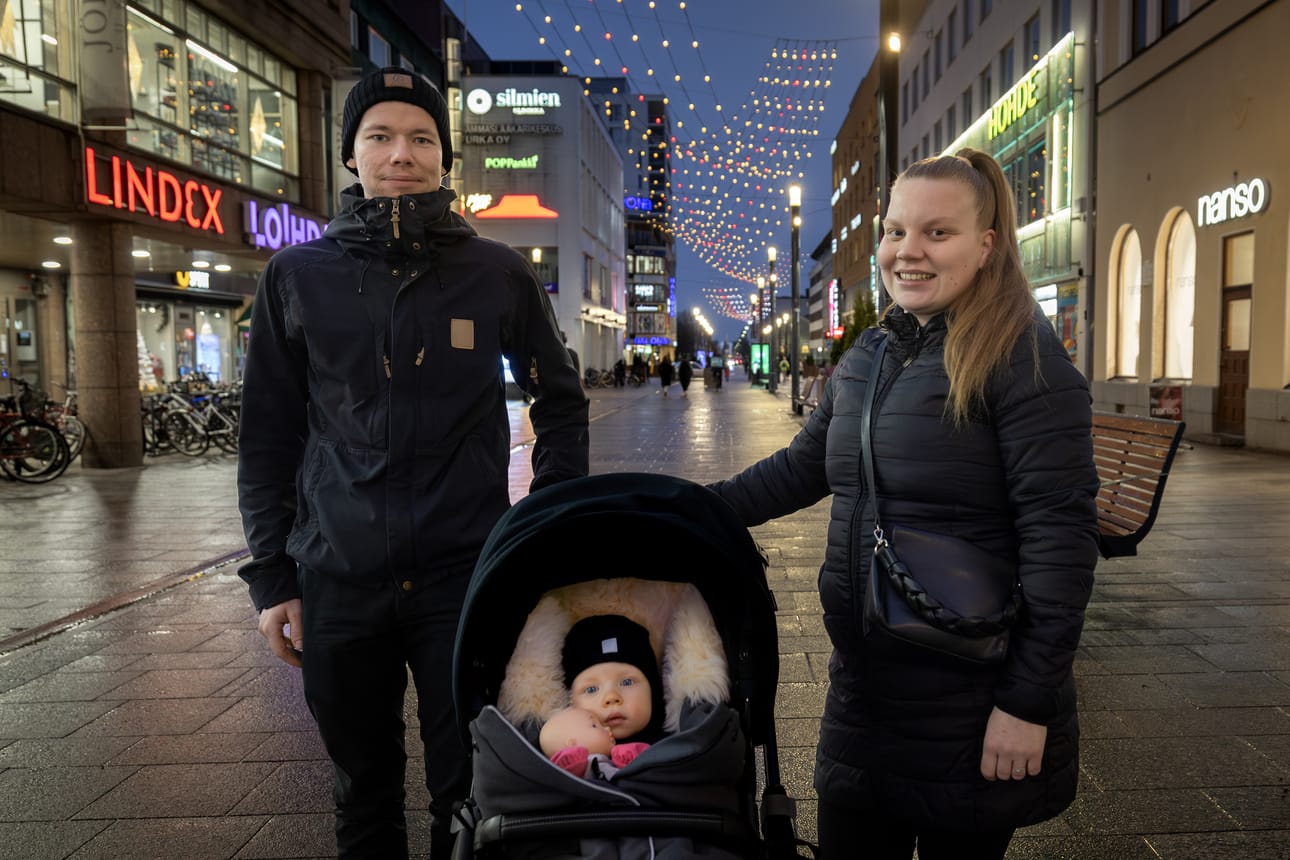 Jouni ja Sonja-Riitta Sulin luovat pimeimpään vuodenaikaan tunnelmaa valaistuksella. Vaunuissa Emili Sulin.