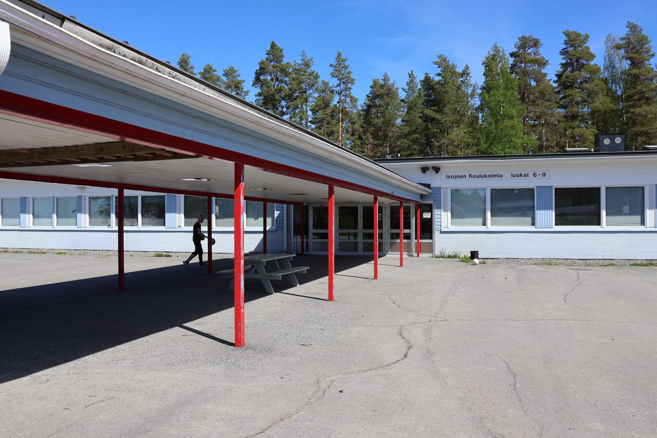 Suunnitelmien mukaan nykyinen Koulukolmio pysyy käytössä uuden koulurakennuksen valmistumiseen saakka Isojoella. Arkistokuva.