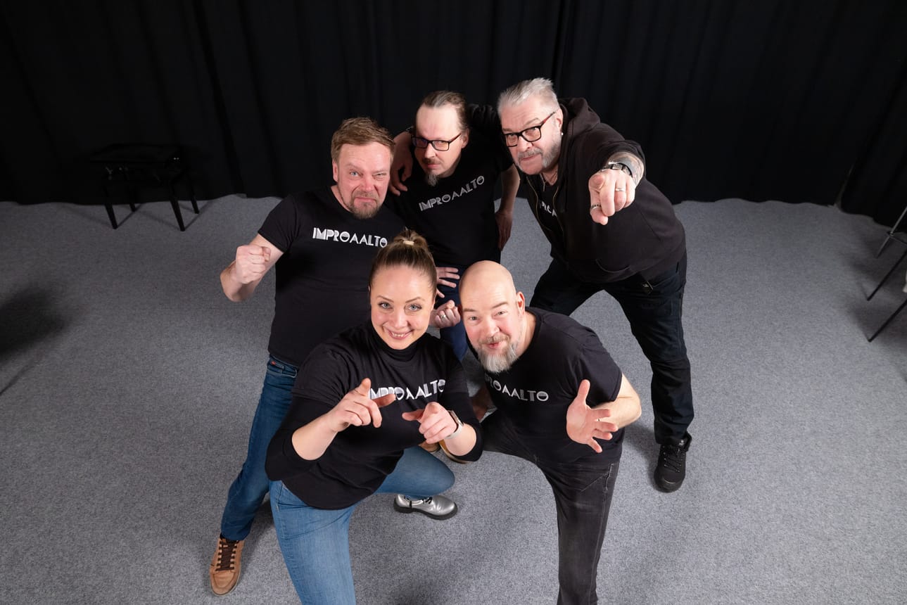 Improaallon jäseniä ovat Jussi Lampi, Rami Mäkilaine, Tapani ”Tapsa” Korhonen, Juulia Mäkilaine sekä musiikista vastaavat Jaakko Elenius ja Tuomo Tiitinen (puuttuu kuvasta).