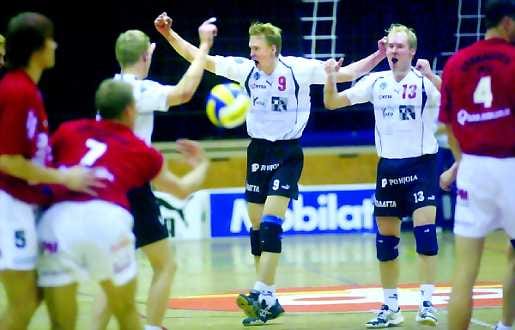 Ennakkoäänten laskenta valmistui Oulun kaupungissa sunnuntaina kello 16.15. Kuva on vuoden 2000 kunnallisvaalien ennakkoäänien laskennasta.
