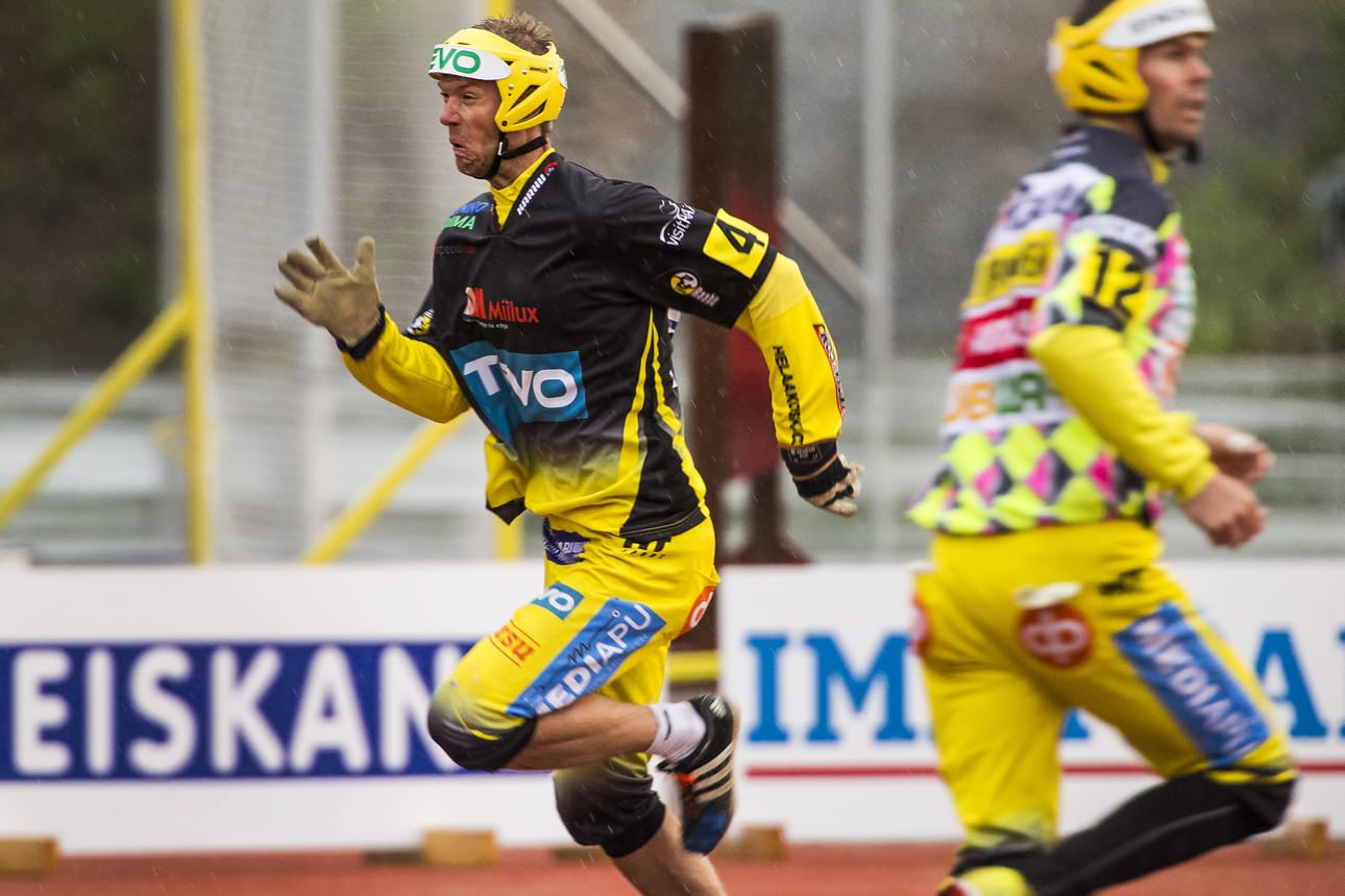 Topi tuo ja Jari lyö.