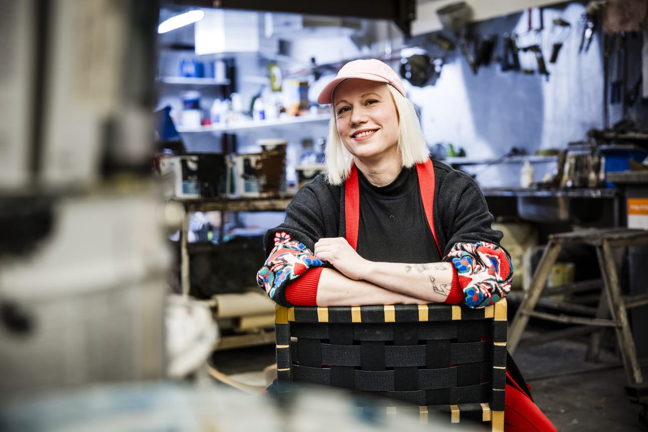 Paula Variksen työ lähtee käsikirjoituksesta, jonka kautta tarinan maailma lähtee rakentumaan. Rovaniemen teatteria hän pitää Suomen parhaana.