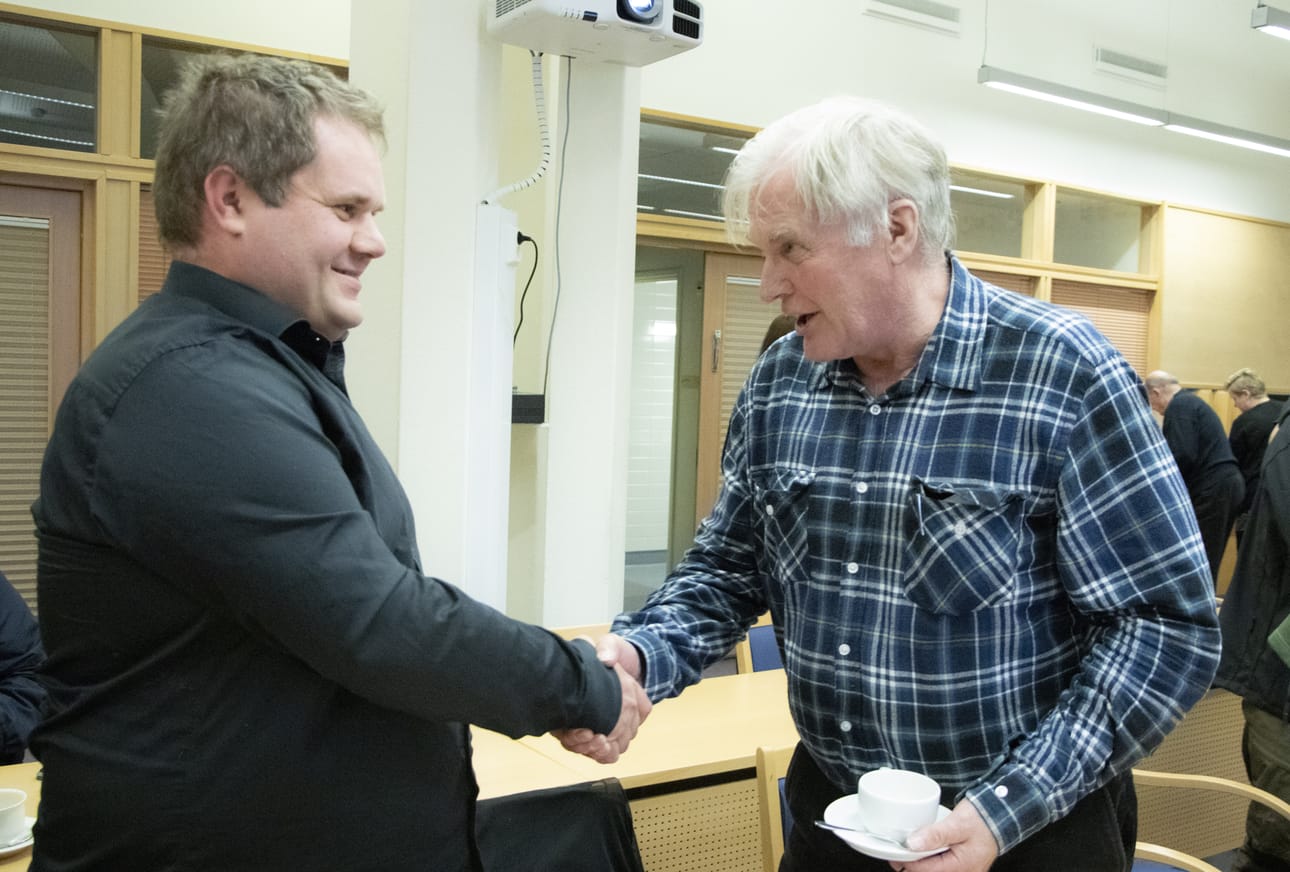 Kunnanvaltuuston varajäsenen paikalta valtuustoon nousseen Miika Rannon toivotti varsinaisten valtuutettujen riviin tervetulleeksi Matti Hilli. Ranto pääsi ensi töikseen muiden valtuutettujen mukana pohtimaan, valittaisiinko Siikalatvalle kunnanjohtaja vai pormestari.