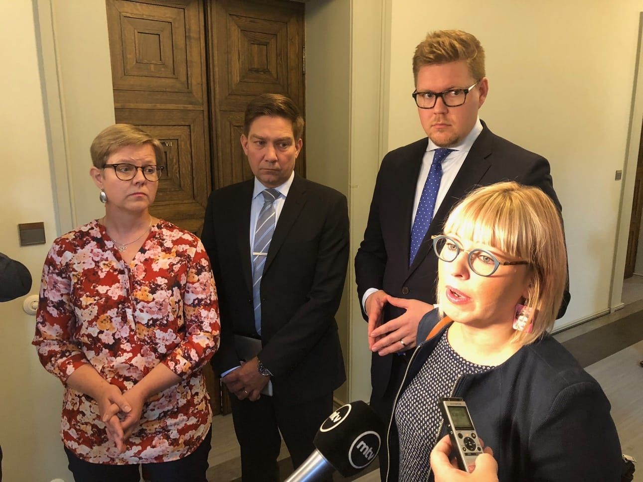 Soiniin kohdistuvasta epäluottamuksesta kertoivat eduskuntaryhmien puheenjohtajat Krista Mikkonen (vihr), Thomas Blomqvist (r.), Antti Lindtman (sd) ja Aino-Kaisa Pekonen (vas).