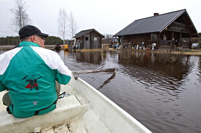 Pukkisillan alapuolisella mökkialueella oli 24.4.2013 käytössä vain vesireitit. Kuva Jussi Asu