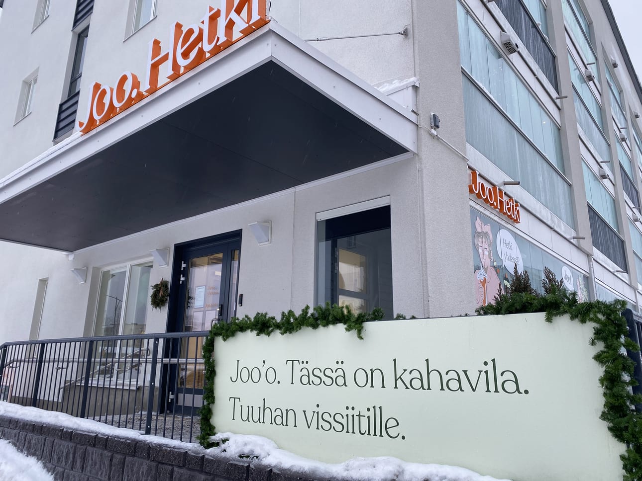 ”Tuuhan vissiitille”, kehottaa Toppilansalmen Joo Hetki, joka on ollut paikallaan Mallastien ja Satamatien kulmauksessa nyt jo vuoden.