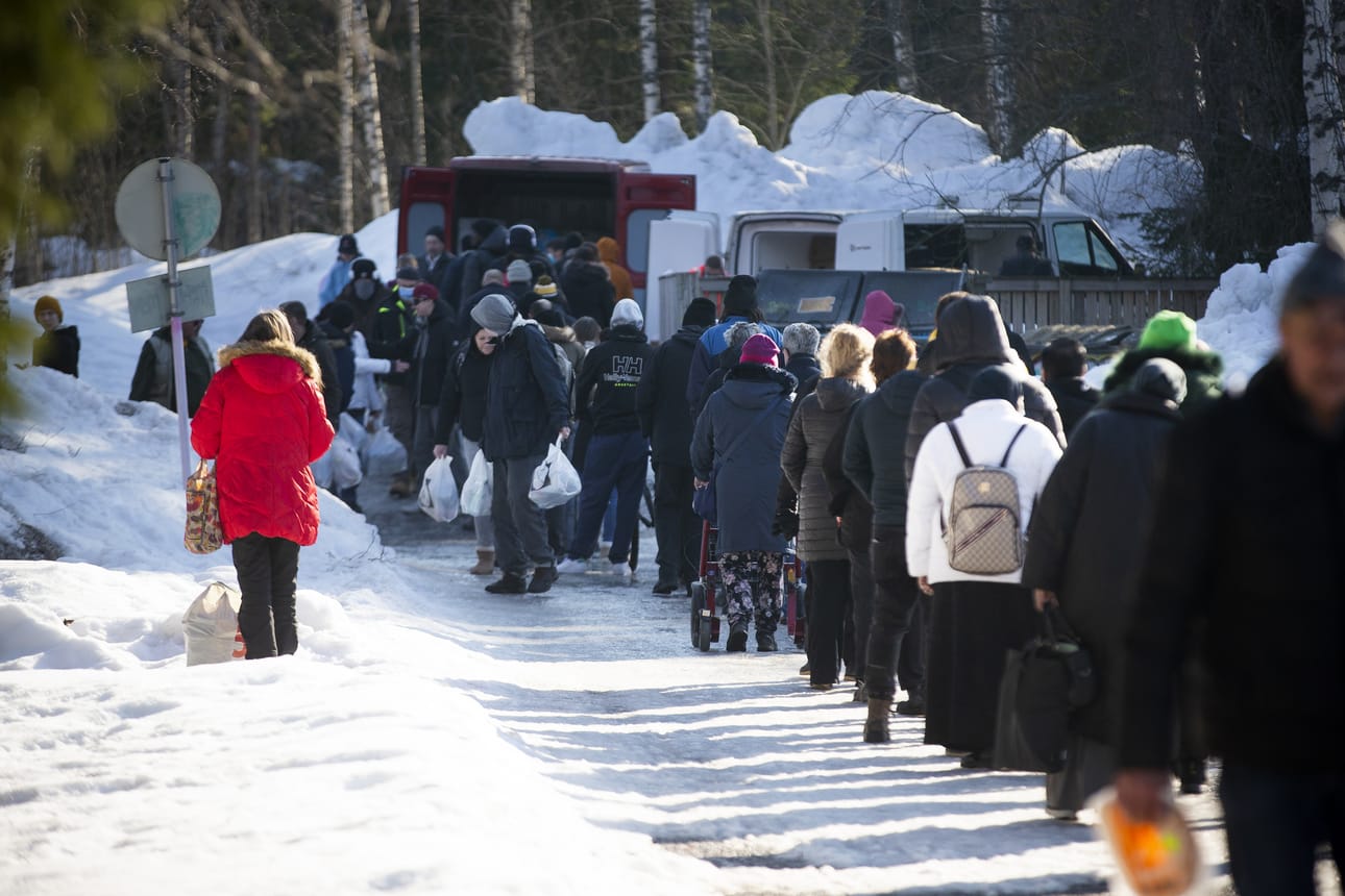 Vaasan ruoka-apu jakoi Ristinummella keskiviikkona ruokaa kahdesta pakettiautosta, jotka oli lastattu täyteen. Ruokaa jaetaan eri päivinä eri puolilla kaupunkia viikoittain.