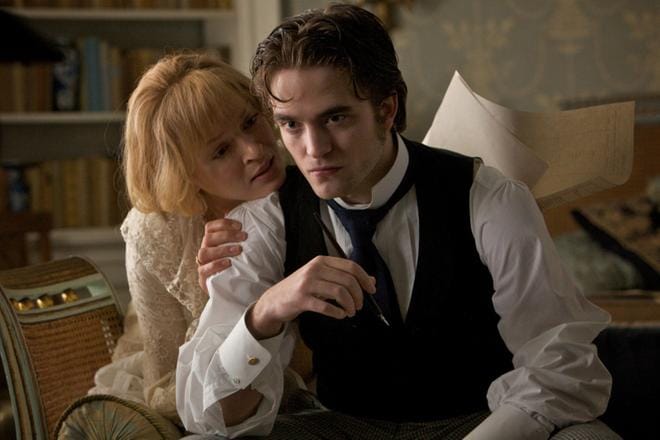 Uma Thurman ja Robert Pattinson eroottisesti värisevässä, mutta hailakaksi jäävässä draamassa Bel Ami. Se perustuu ranskalaisen Guy de Maupassantin 1800-luvun lopulla julkaistuun samannimiseen romaaniin. KUVA: Hero