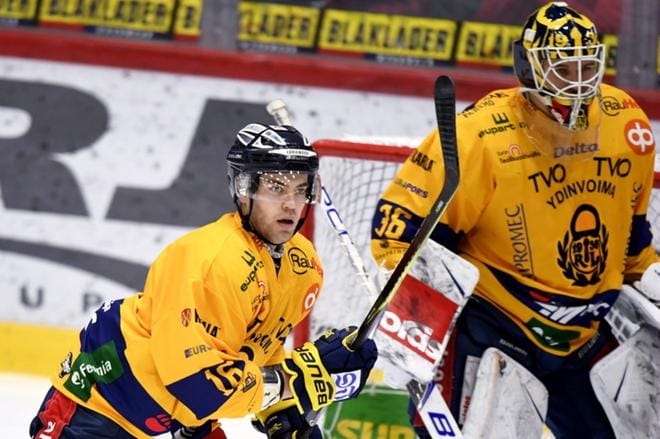 Lukon William Wrenn ja maalivahti Kaapo Kähkönen liigaottelussa keskiviikkona Helsingissä. Kuva: Lehtikuva / Martti Kainulainen