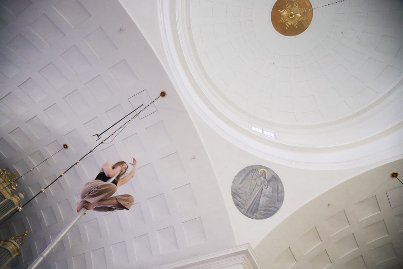 Kirkot ovat tänä vuonna avanneet ovensa taidetestaajille, kun Suomen evankelis-luterilainen kirkko viettää sivistyksen, kulttuurin ja julkisen hallinnon 750-vuotisjuhlavuotta. Oulun tuomiokirkossa esitetään tiistaina ja keskiviikkona päivällä Ilmatilan monitaideteos Chiaroscuro II. Kuvassa sirkustaiteilija Ira Oinonen.