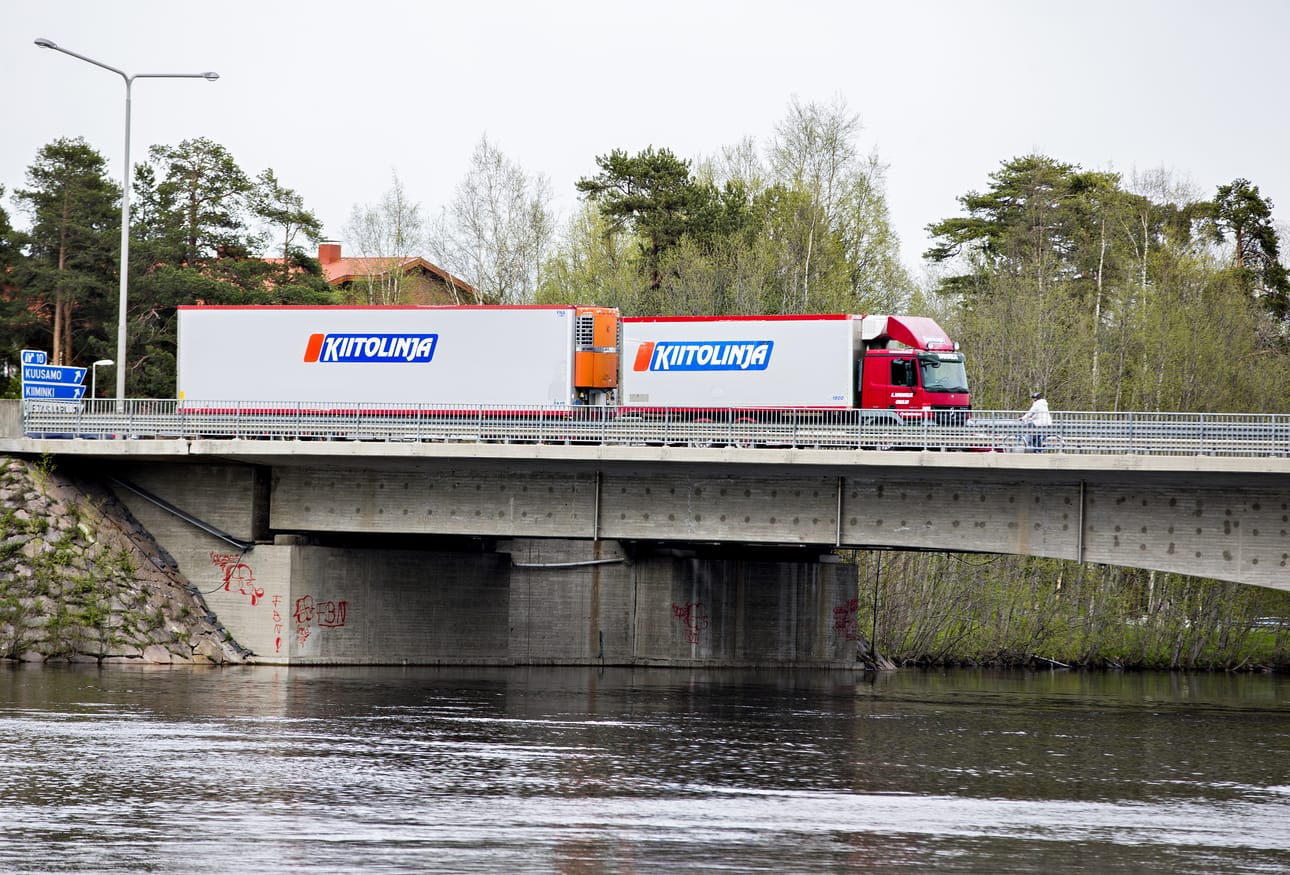 Nelostie kerää merkittävästi raskasta liikennettä. Yritysjohtajien mielestä tie ei ole nykyisellään riittävä tällä liikennemäärälle.
