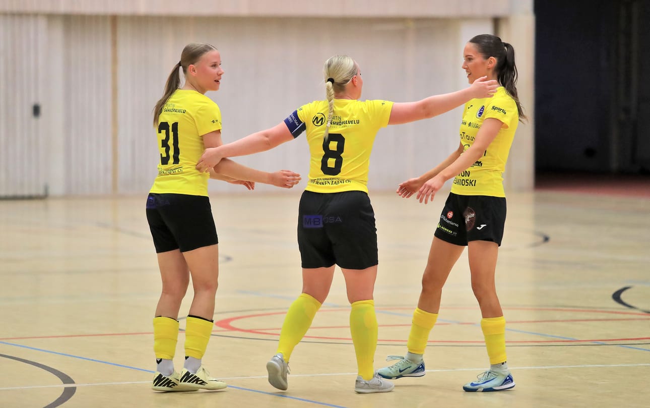 AS Moon Naiset juhli voittoa Vaasassa sunnuntaina FC Brändöpojkarnan kustannuksella.