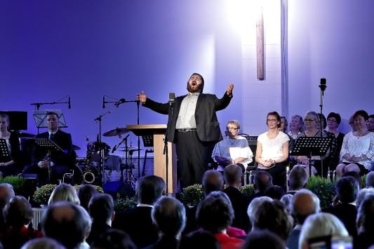 Valkea-konferenssikeskuksen musiikkipitoisessa käyttöönottojuhlassa vieraili tenori Mika Nisula.KUVAT: TOMI KOSONEN