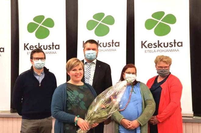 Alajärveläinen Sari Palmu (2. oik.) toteaa, että koronavuosi on ollut etäpainotteinen kaiken yhteiskunnallisen toiminnan osalta. Poikkeuksellisesti voitiin kukat ojentaa Keskustan puheenjohtajalle Annika Saarikolle Ylistarossa pidetyssä puolueen piirikokouksessa. Kuvassa Saarikon ja Palmun lisäksi Mikko Savola ja Merja Rintamäki.
