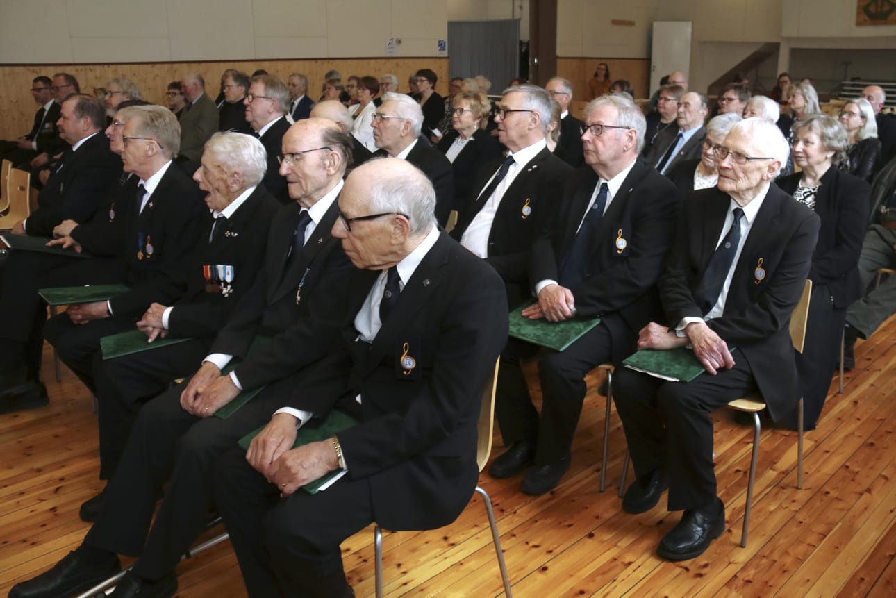 Alahärmän veteraanikuoro esiintyi viime vuoden kansallisena veteraanipäivänä Onnelassa pidetyssä juhlassa. Ensi lauantaina se laulaa kirkkokonsertissa. Arkistokuva: Anu Nahkala