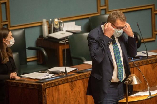 Valtiovarainministeri Matti Vanhanen (kesk., oikealla) painottaa elpymisrahojen jakamista koko maahan. Eurooppa-neuvostossa elpymispaketista oli päättämässä pääministeri Sanna Marin (sd.). KUVA: Mauri Ratilainen