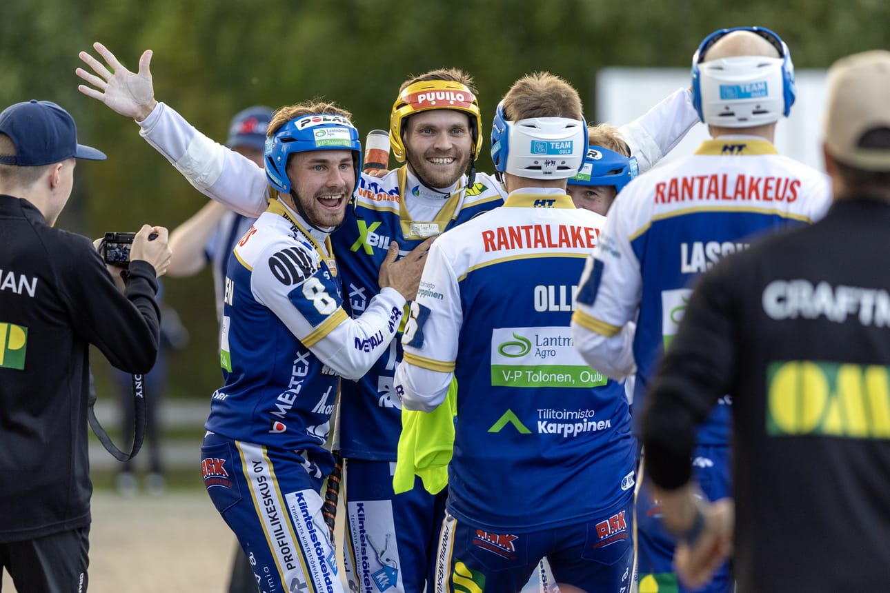 Kunnarin lyönyt kultakypärä Tuomas Jussila sai onnittelut joukkuekavereiltaan.