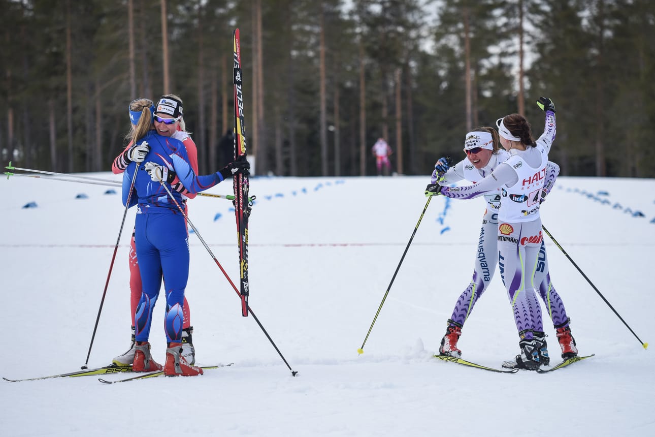 Suomen mestarin Kainuun Hiihtoseuran Anita Korva ja Anne Kyllönen sekä hopeajoukkueen Vuokatti Ski Team Kainuun Susanna Saapunki ja Katri Lylynperä juhlivat.