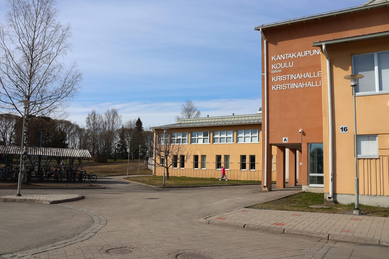 Yksi palvelupiste sähkökatkon aikana on Kantakaupungin suomenkielisen alakoulun yhteydessä oleva Kristiinahalli. Arkistokuva.