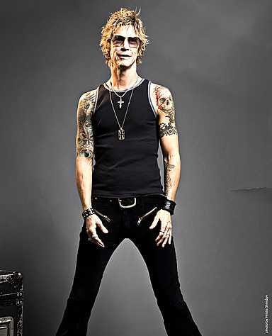 Villien vuosien jälkeen Duff McKagan haluaa elää tavallista elämää. Mutta kuinka tavallista on soittaa rockia ympäri maailmaa ja kirjoittaa siinä sivussa talouskolumneja, Duffonomicseja, amerikkalaislehtiin.