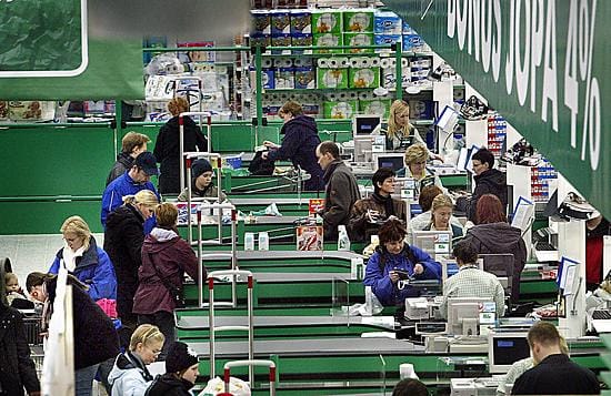 PTT ennustaa talouden kasvavan tänä vuonna lähes neljä prosenttia. Työttömyys vähenee ennusteen mukaan 10 000 hengellä. Uudet työpaikat syntyvät palvelualoille.