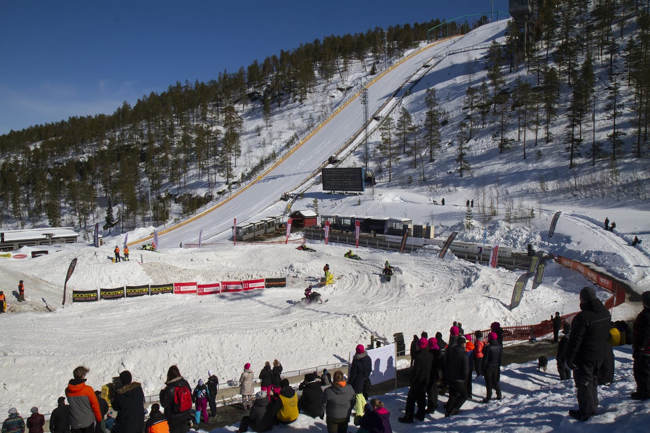 Rukan hiihtostadion soveltui hyvin snowcrosskisojen näyttämöksi.