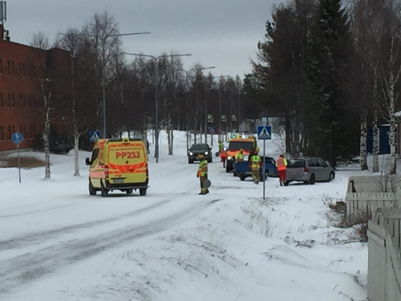 Ambulanssit kävivät tarkistamassa kolarissa olleet Kaiterantien ja Oulangantien risteyksessä.