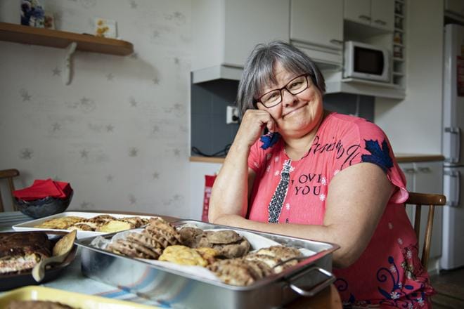 Hanna Syrjälän suosikki piirakoiden joukosta on tavallinen perunapiirakka. – Se käy ruokapöytään tai kahvin kanssa, ja sopivilla päällysteillä siitä saa sellaisenaankin pienen aterian, hän sanoo. KUVA: Lassi Puhtimäki