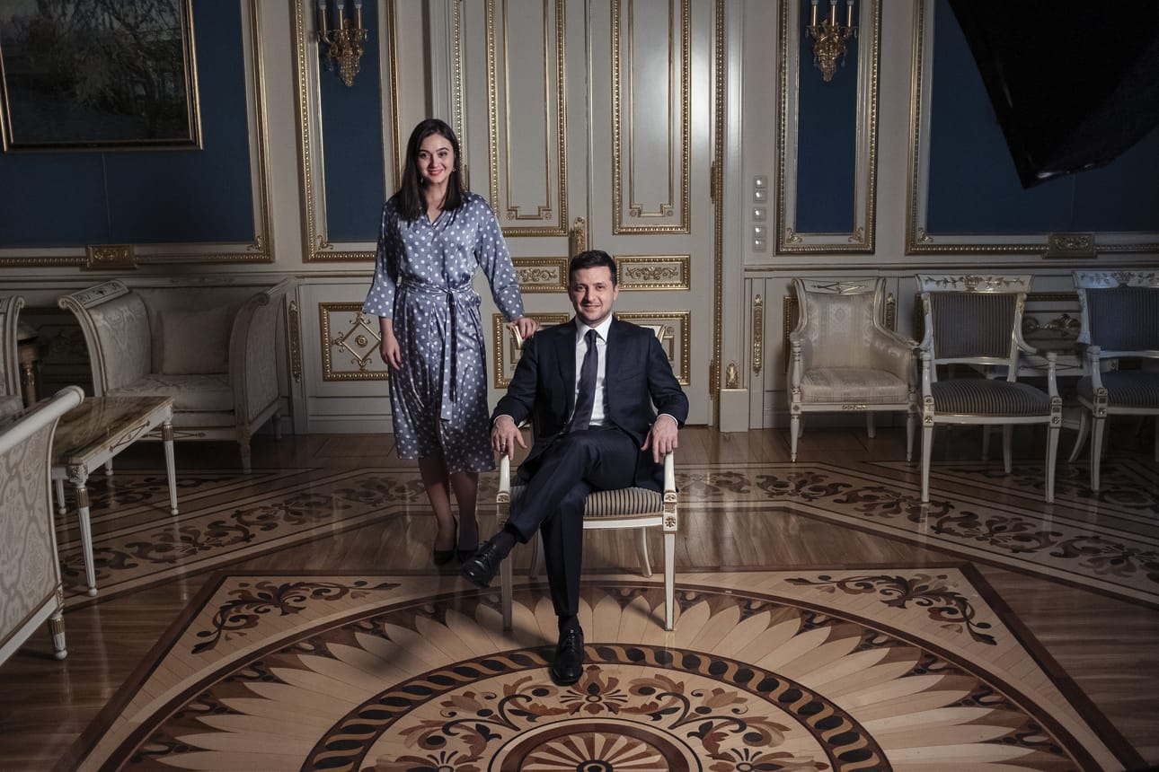 Kun kaikki oli edessä. Julija Mendel valittiin presidentti Volodymyr Zelenskyin lehdistösihteeriksi avoimella haulla noin neljän tuhannen innokkaan hakijan joukosta. Helmikuussa 2020 tehtävään jo tottunut Mendel ja presidentti Zelenskyi poseerasivat lehtikuvaajalle Kiovan presidentinkansliassa.