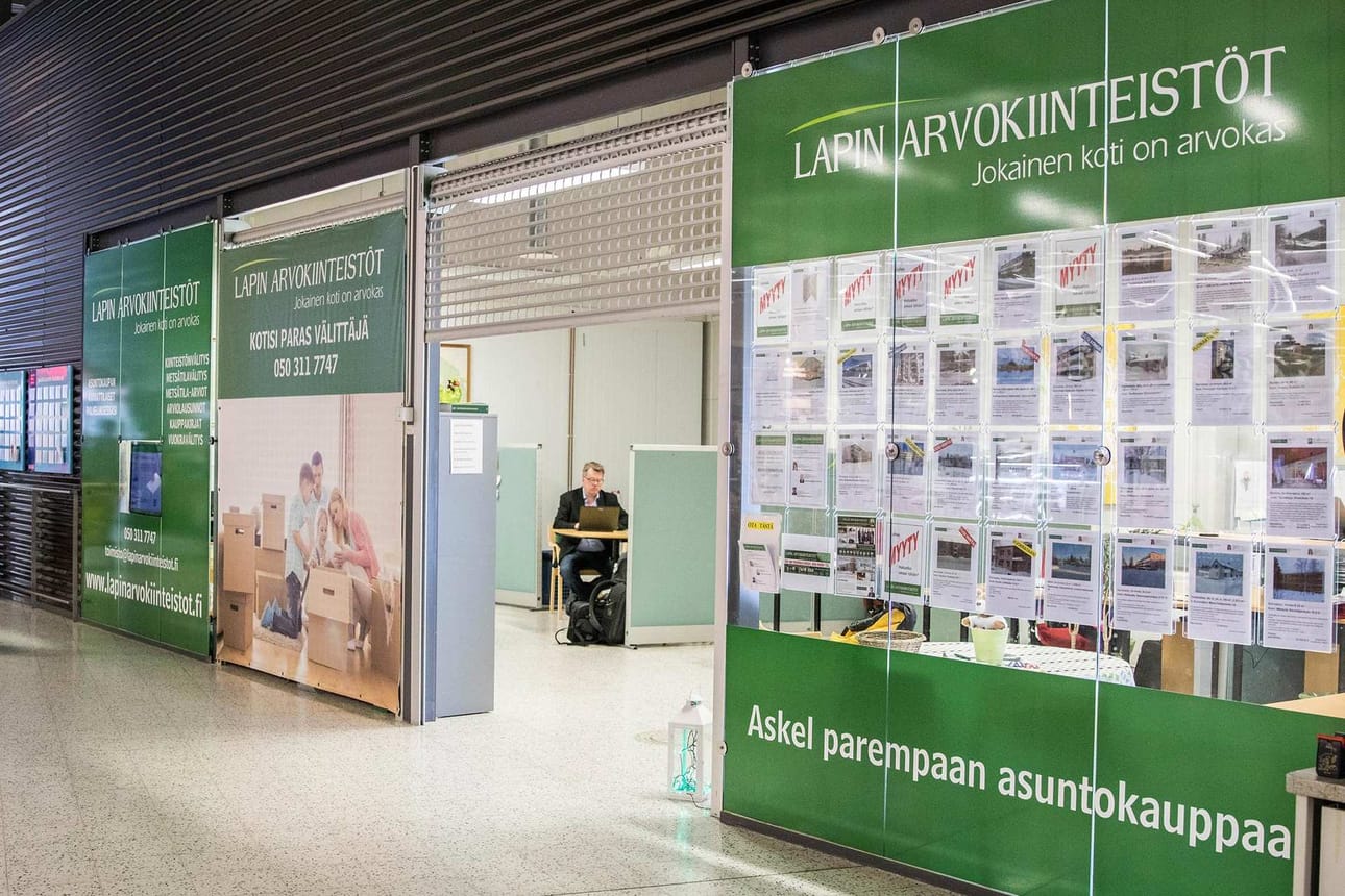 Lapin Arvokiinteistön kaikilta työntekijöiltä löytyy LKV-pätevyys. Lain mukaan välitystoimistoista puolella työntekijöistä kyseisen luvan on löydyttävä, mutta Ruskola kertoo Keminmaan toimistosta käsin, että heillä prosenttimäärä on 100. ”Meiltä löytyy ammattitaitoista porukkaa ja yksi pääperiaatteistamme on, että koulutamme henkilökuntamme ennen kuin he lähtevät kentälle.”