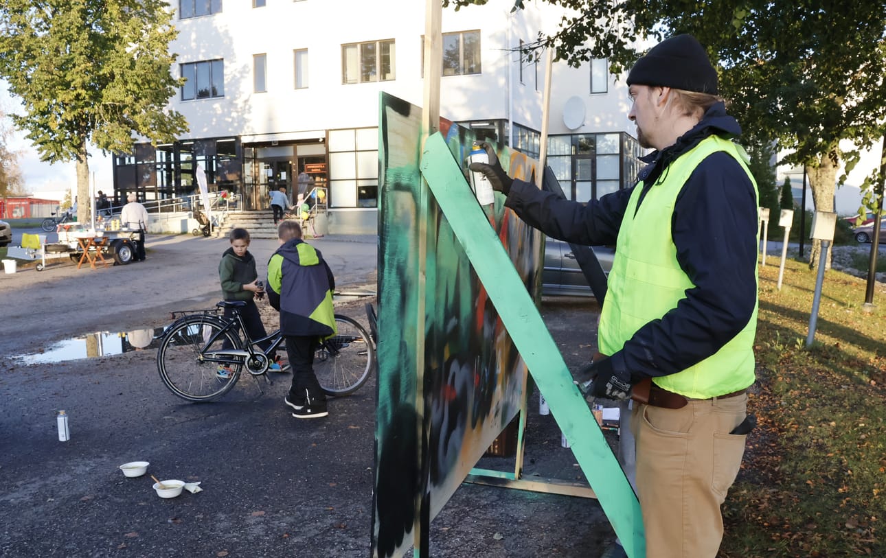 Kesätaiteilijana työskennellyt Matti Lankinen palasi viime viikolla Kauhavalle keikalle. Hän ohjasi graffitimaalausta kaupungintalon parkkipaikalla. Kivenheiton päässä, aivan nuorisotila Sauman edessä höyrysi soppatykki täynnä hernekeittoa.