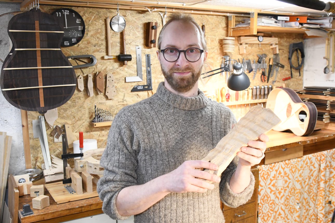 Oululainen soitinrakentaja Juuso Tornberg on käyttänyt kitaroissaan harvinaisia rakennuspuita. Otelautojen koristelussa Tornberg on puolestaan hyödyntänyt kotipihasta saunapuiksi pilkottujen vanhojen koivujen ylijäämäpalasia.