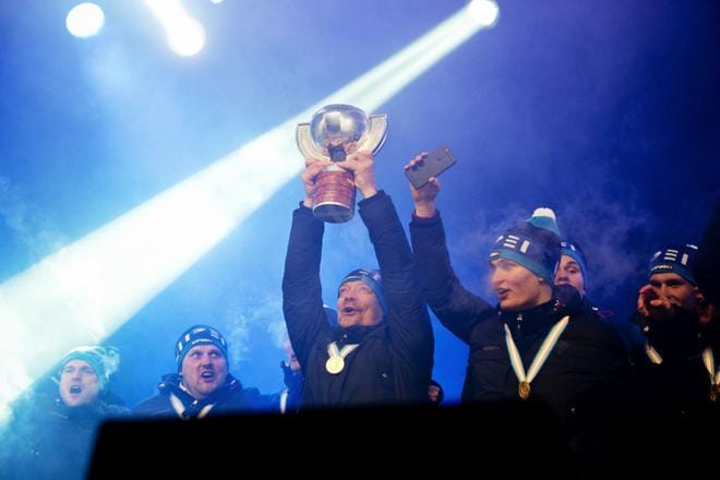 Vuoden 2016 mestaruutta juhlittiin Olympiastadionin edustalla Helsingissä. Voittopokaalia nosteli vuorollaan myös silloinen päävalmentaja Jukka Jalonen. KUVA: Joel Maisalmi