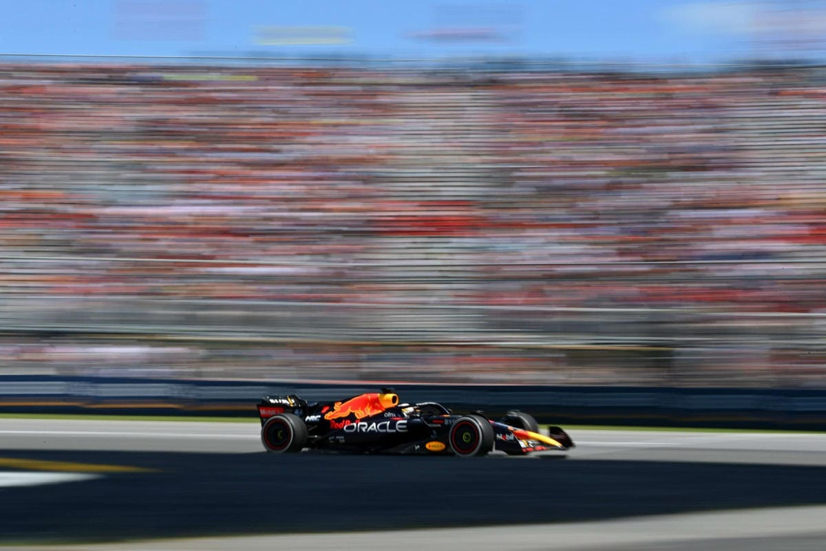 Paalupaikalta kisaan lähtenyt Verstappen piti toiseksi tulleen Sainzin takanaan sekunnin erolla. LEHTIKUVA/AFP