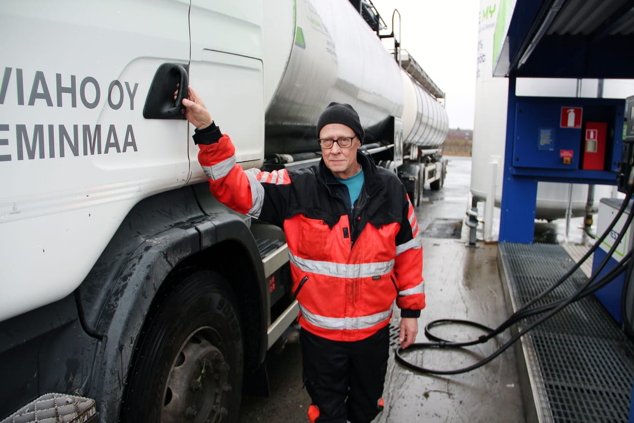 Keminmaalaisen Kiviaho oy:n autonkuljettaja Tuomo Räisänen kertoo, että nelostien Kemin ja Oulun välin uusien ohituskaistojen vuoksi jonot ovat lyhentyneet. Hän tankkasi säiliöautoa Neste Lapintuulella Kemissä torstaina.