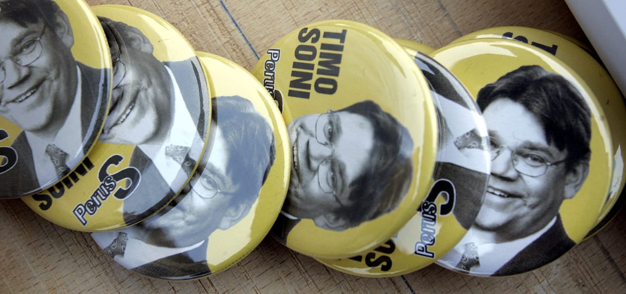 Soini presidentiksi! Kampanjatavaraa oli jaossa Tampereen Tammelantorilla syksyllä 2005.