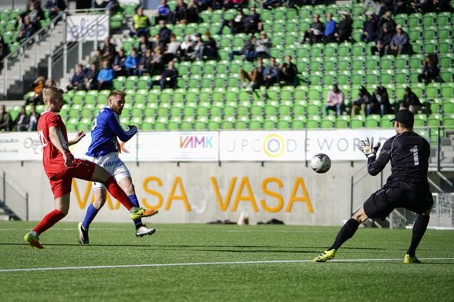 Casper Källberg laukoi kohti TP-47:n maalia, jossa Tatu Kujanpää torjui. Källbergiä yrittää estää Jussi-Esko Berg. Kuva: Samppa Toivonen