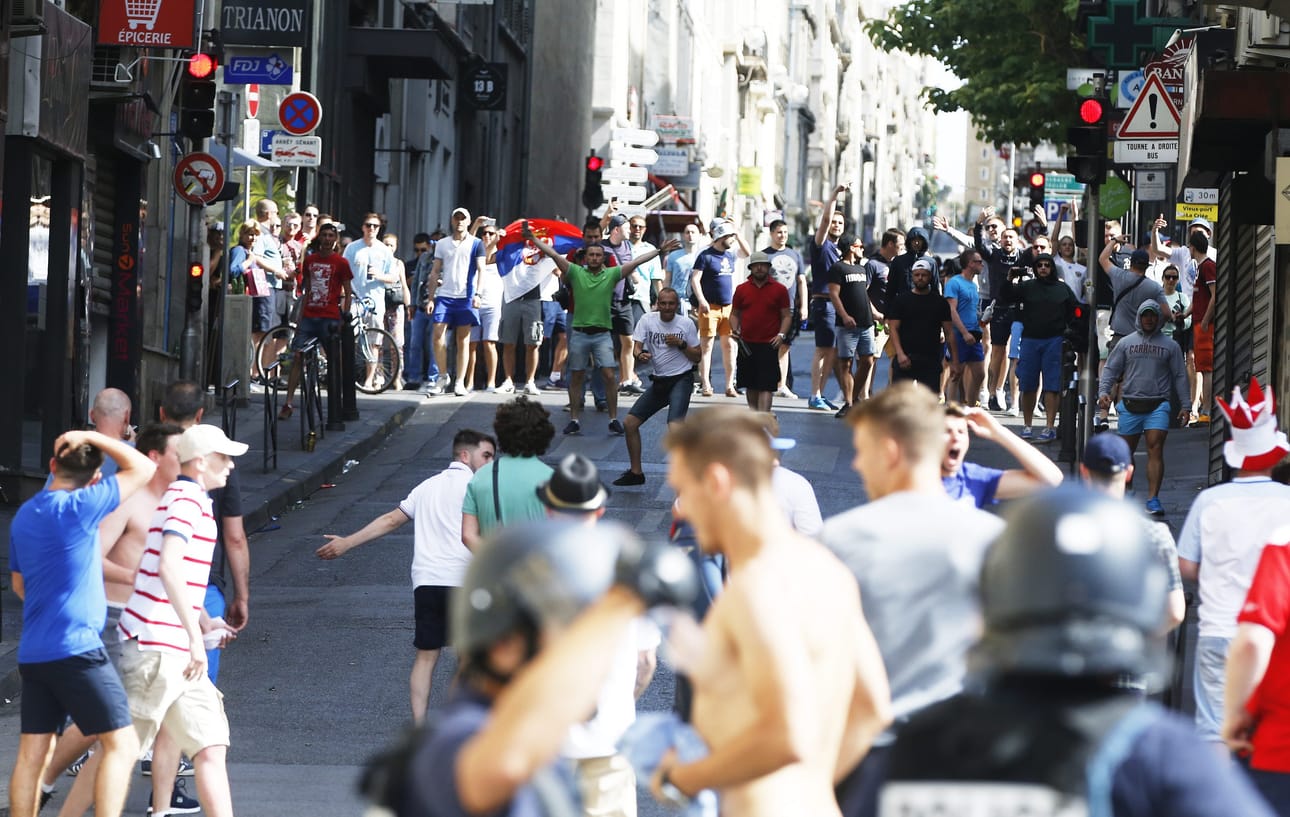 Venäläisfanit kohtasivat brittikannattajia Marseillessa lauantaina.